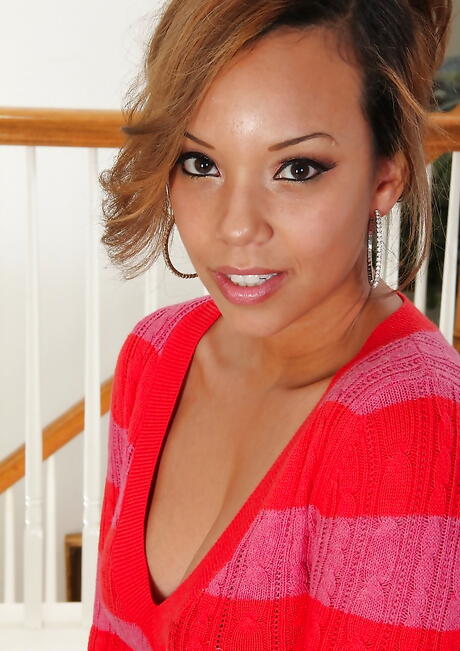 Luscious american milf Stacy Welch in undies makes some foot fetish action 