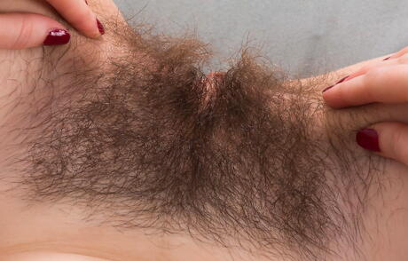 Stunning dark-haired babe Kelly Morgan is foot fetishist 